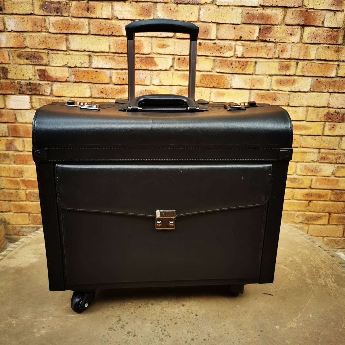 Laptop Pilot Case with 4 Wheels,only used once.