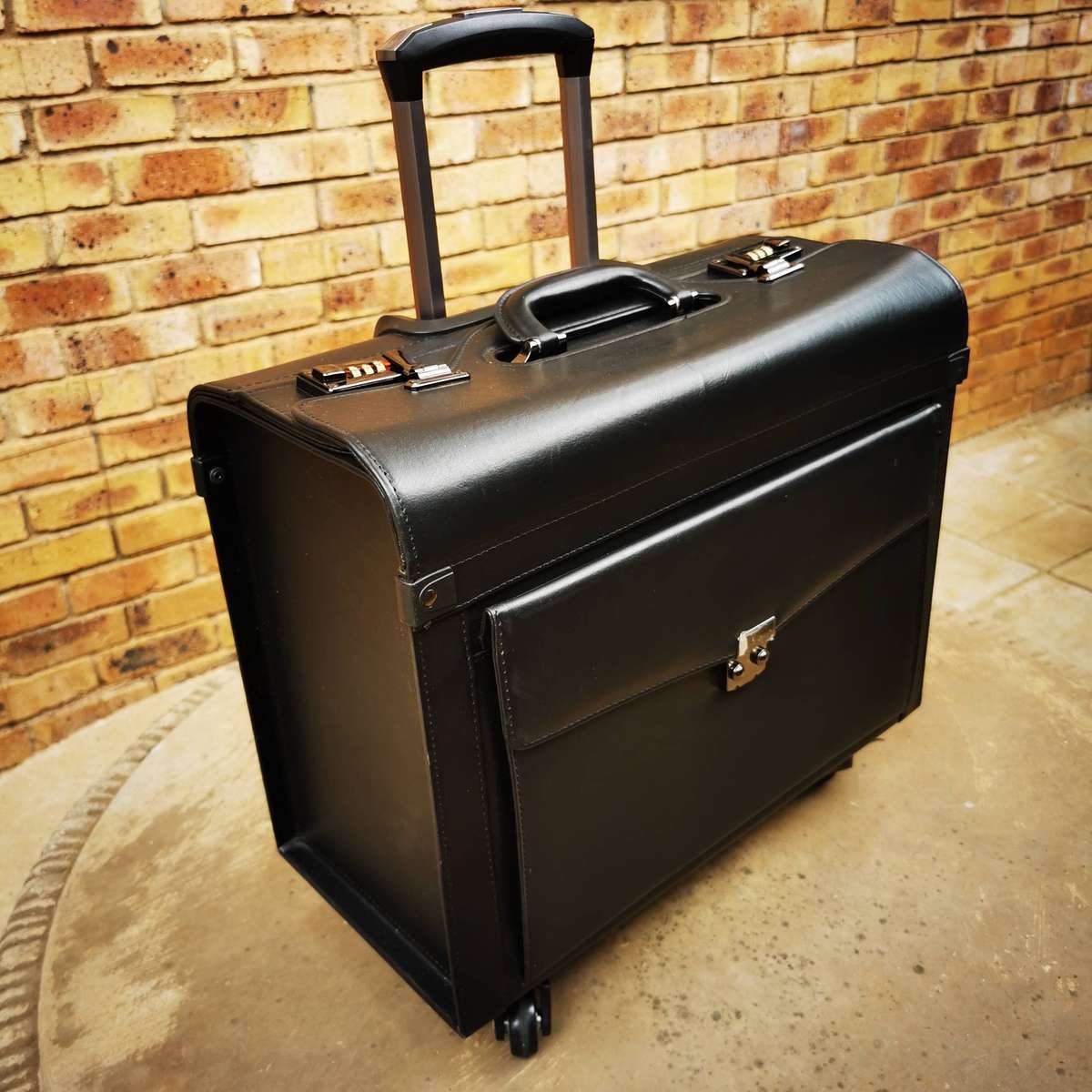 Laptop Pilot Case with 4 Wheels,only used once.