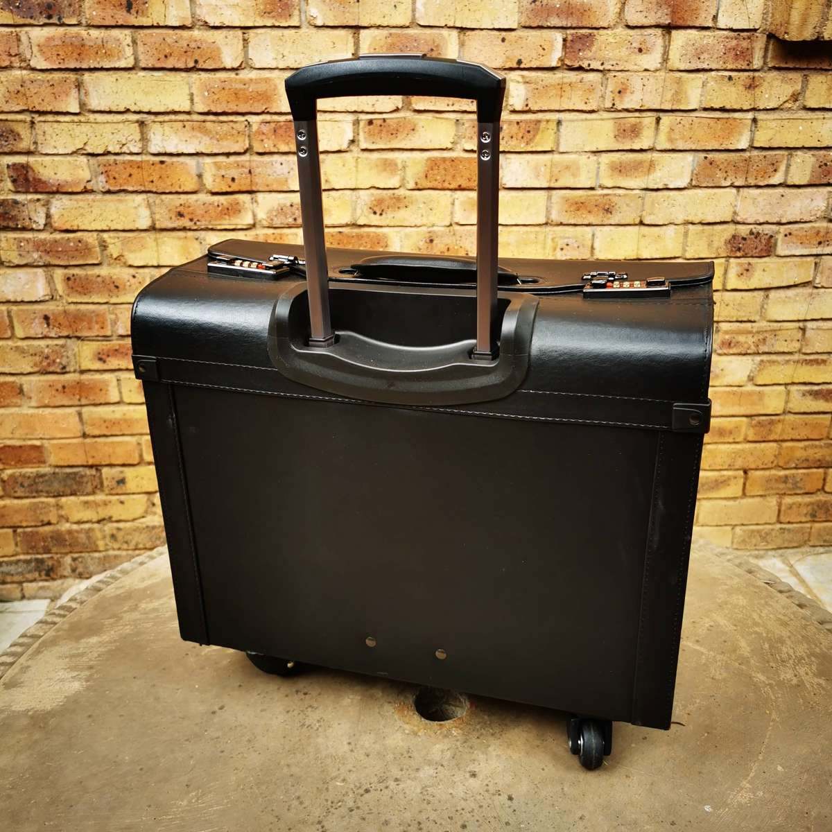 Laptop Pilot Case with 4 Wheels,only used once.