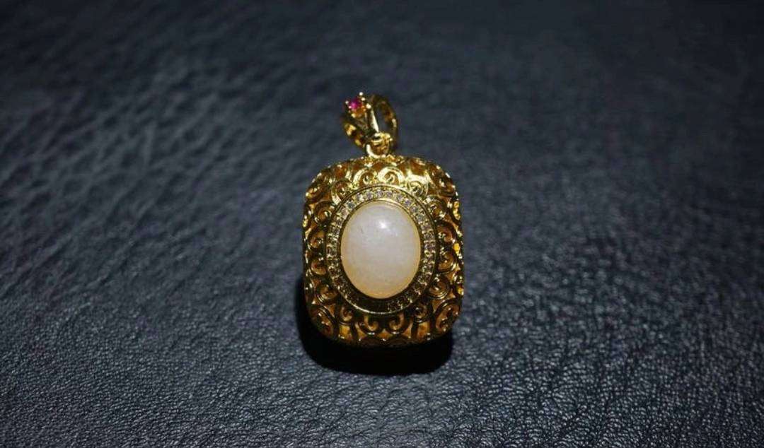 Antique Chinese Sachet Pendant with Old Hotan  White Jade.