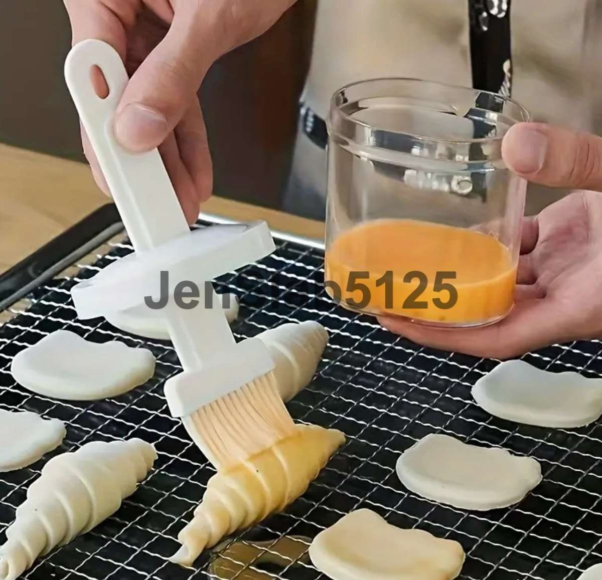 WHITE SILICONE AND PLASTIC OIL/BASTING BRUSH WITH CANISTER