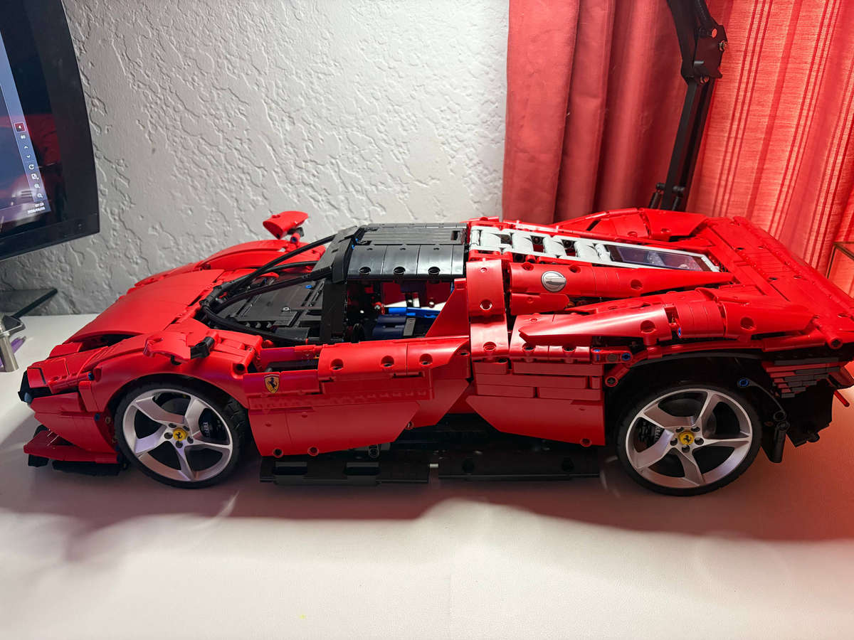 LEGO® Technic Ferrari Daytona SP3