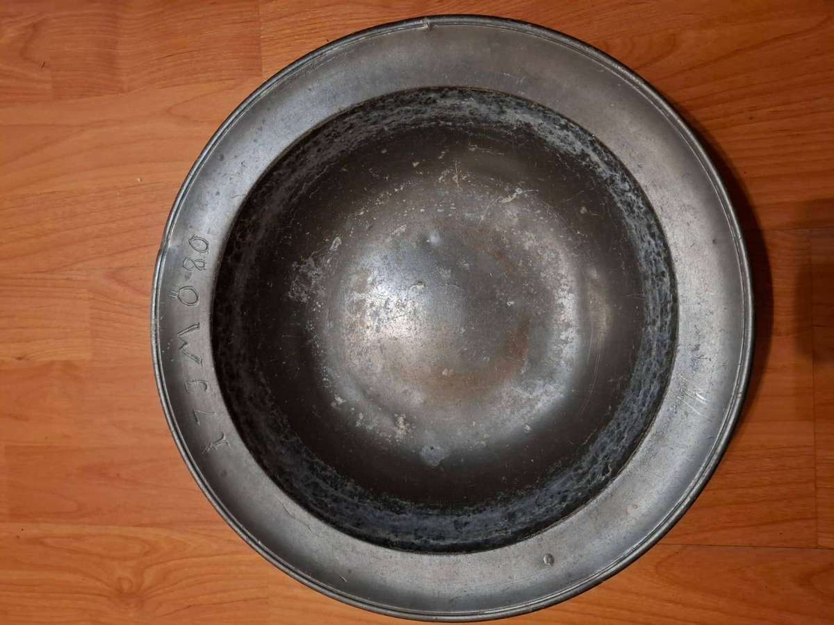 17th century German Pewter deep dish with 3x Schoot Niz Angels