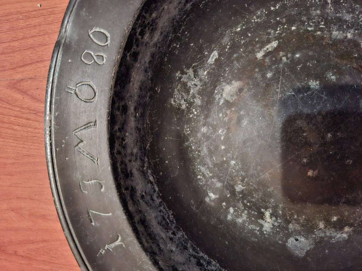 17th century German Pewter deep dish with 3x Schoot Niz Angels