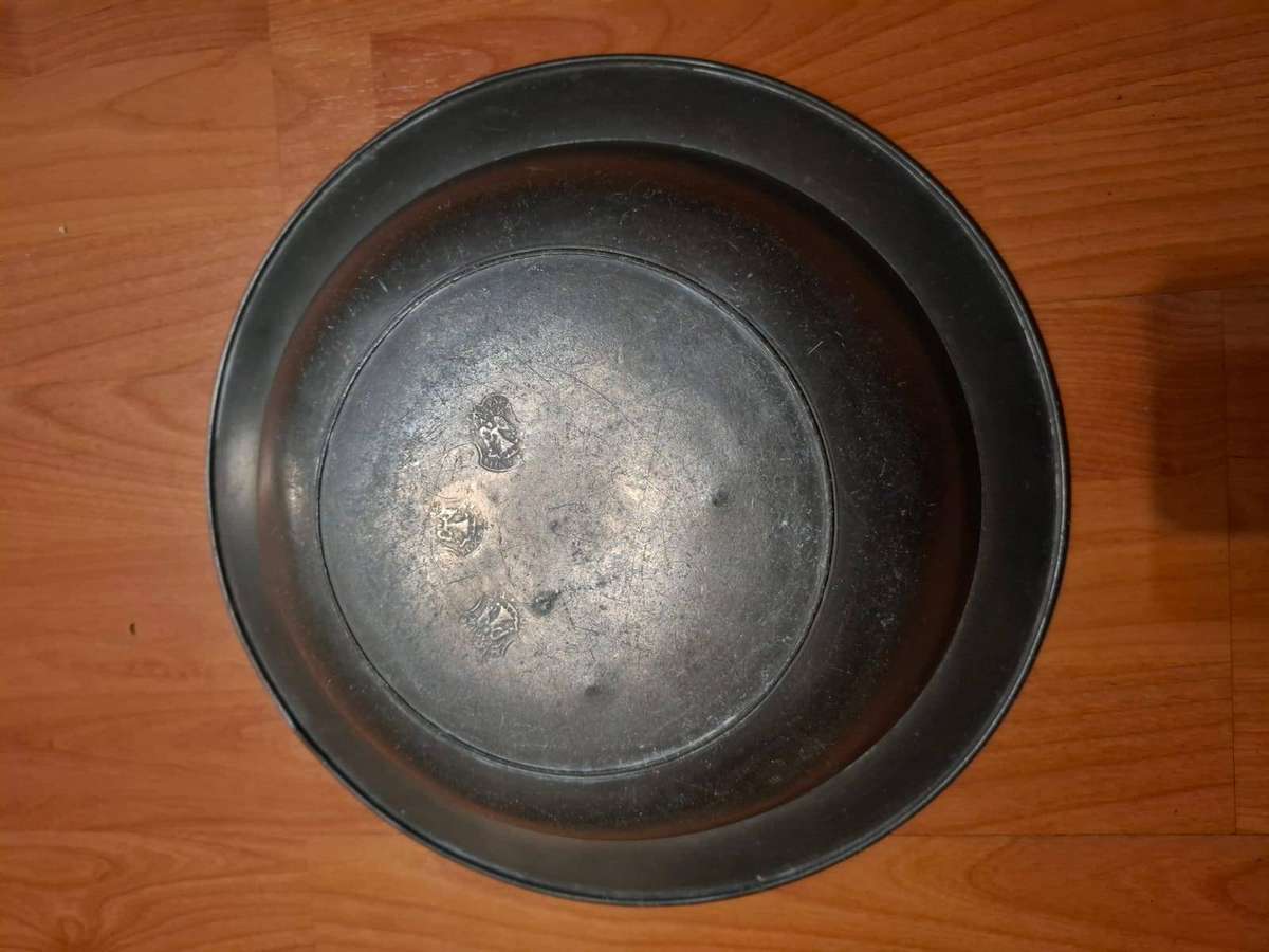 17th century German Pewter deep dish with 3x Schoot Niz Angels