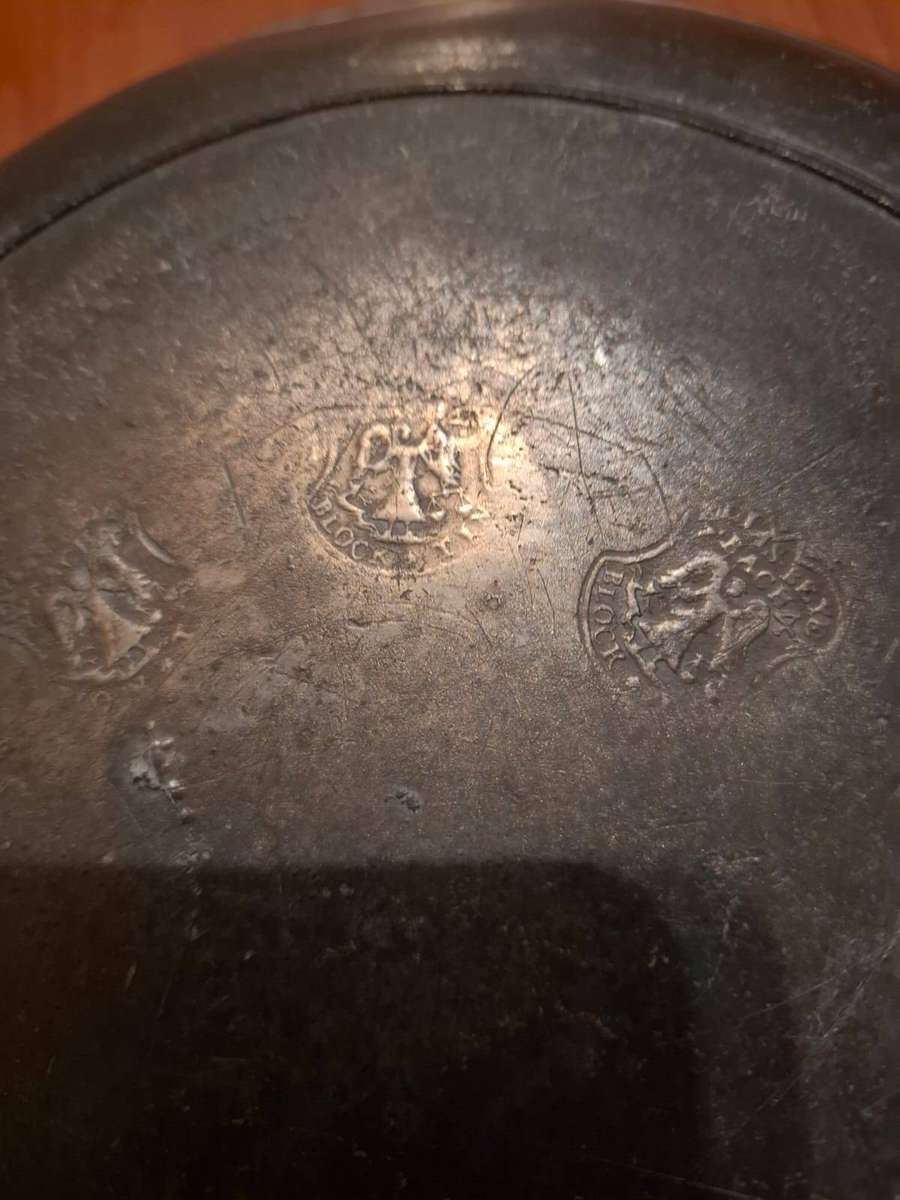 17th century German Pewter deep dish with 3x Schoot Niz Angels