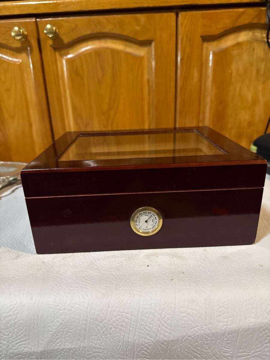 Cigar plus cigar box