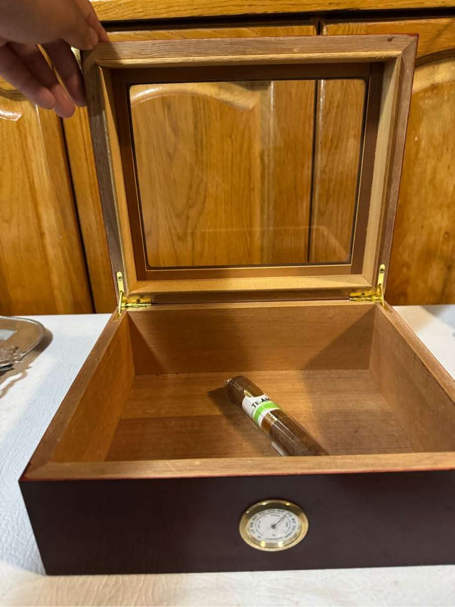 Cigar plus cigar box