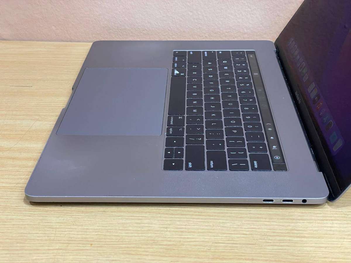 MacBook Pro Core i7 2.6 15-inch Touch Bar 16GB RAM 256GB SSD A1707 Late 2016