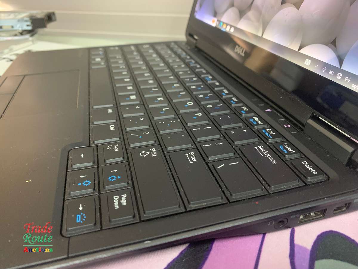 DELL LATITUDE E7240 TouchScreen LAPTOP | CORE i7 2.1GHz | 8GB RAM | 256GB SSD - Faded Screen