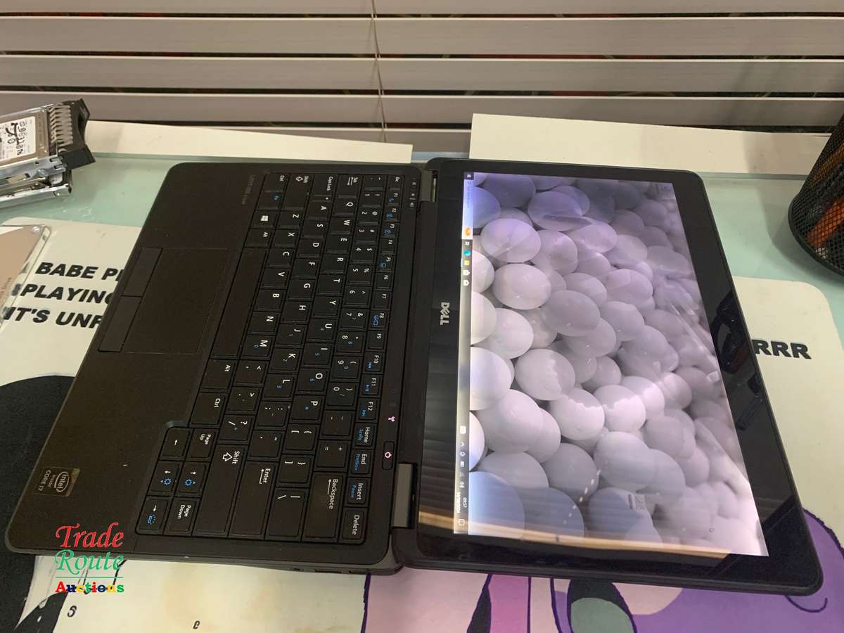 DELL LATITUDE E7240 TouchScreen LAPTOP | CORE i7 2.1GHz | 8GB RAM | 256GB SSD - Faded Screen