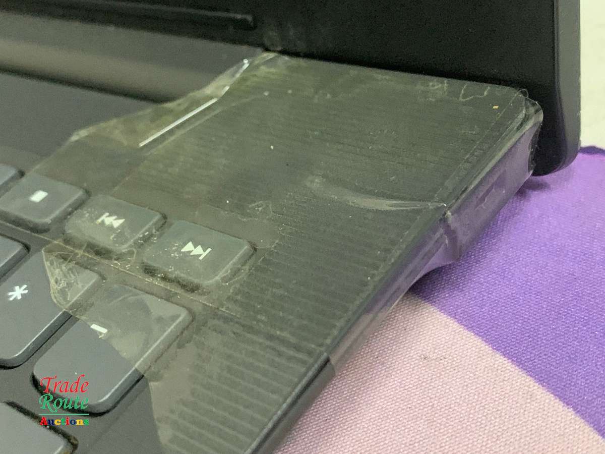 LENOVO V130 15.6 inch LAPTOP - Core i5 - HINGE DAMAGED - Salvage Stock