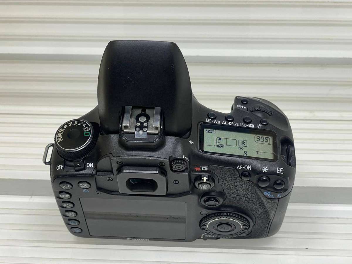 Canon 7D 18MP Professional Digital SLR Camera (BODY) - 18 Megapixels