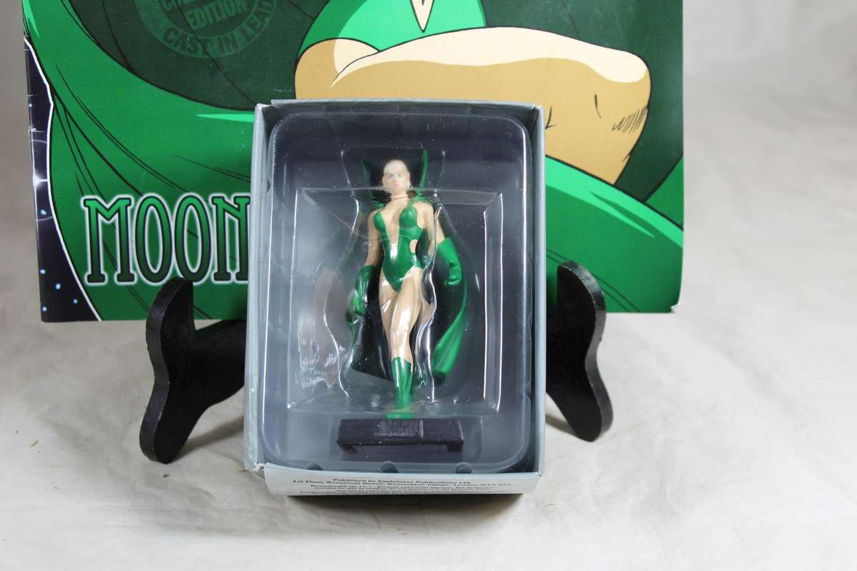 Marvel Classic - lead, hand painted figurine and book - Moondragon #157