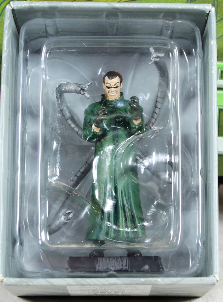 Marvel comics - lead, hand painted figurine with book - Doctor Octopus #3