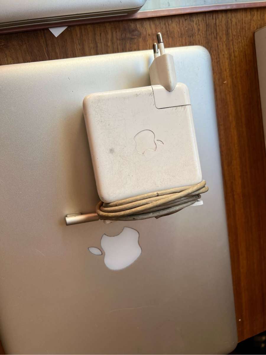 2x MacBook Pro 13 A1278 with chargers