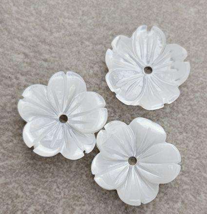 *Clearance Sale * 1pc (+/- 10mm)  Natural  /  Shell / Old Lace / Flower Bead / Cap