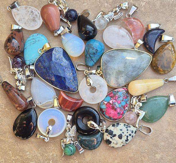 30pcs Assorted   / Natural / Synthetic  / Gemstone Pendants