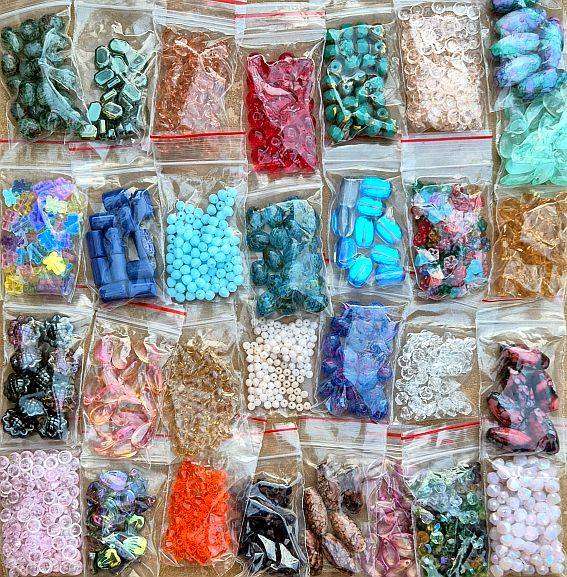 230 Packets Assorted Glass Beads / +/-3.3kg