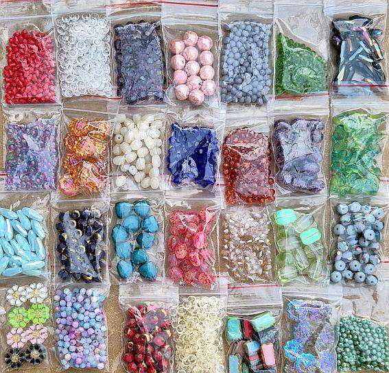 230 Packets Assorted Glass Beads / +/-3.3kg