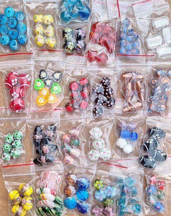 230 Packets Assorted Glass Beads / +/-3.3kg