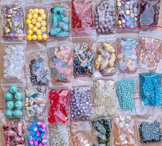 230 Packets Assorted Glass Beads / +/-3.3kg