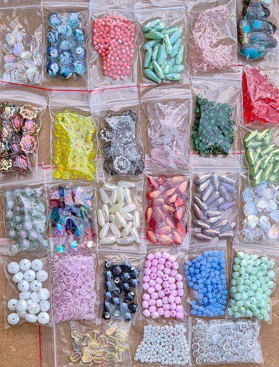 230 Packets Assorted Glass Beads / +/-3.3kg