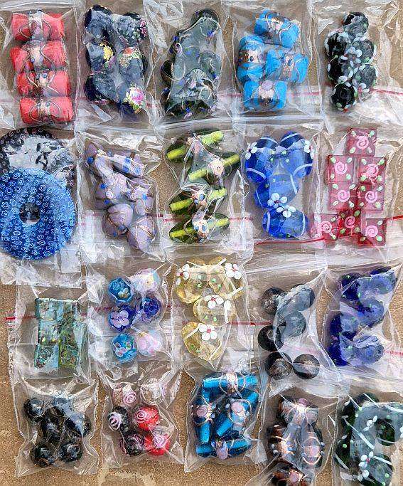 230 Packets Assorted Glass Beads / +/-3.3kg