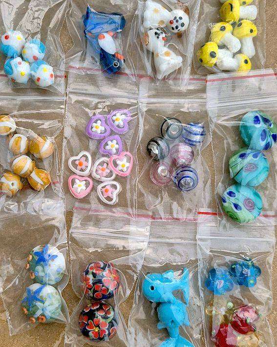 230 Packets Assorted Glass Beads / +/-3.3kg