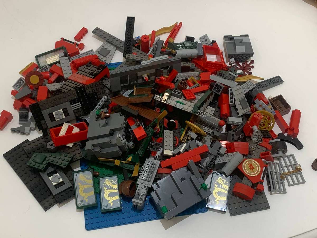 Lot Of Original LEGO - Could Be Ninjago Stuff + 2 Bases - Assess From Pics