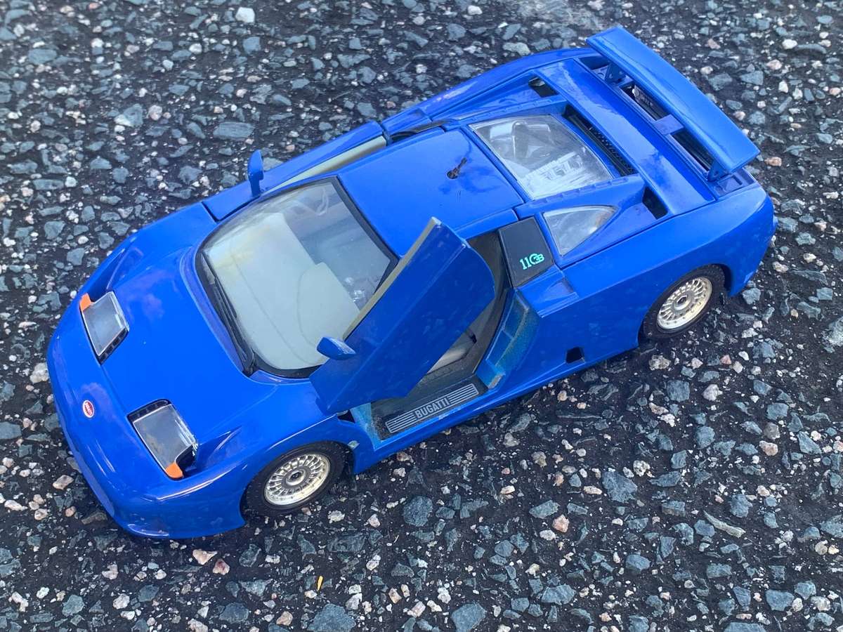 Vintage Bburago Scaled Model Vehicle 1:24 Bugatti EB110 . Great Condition