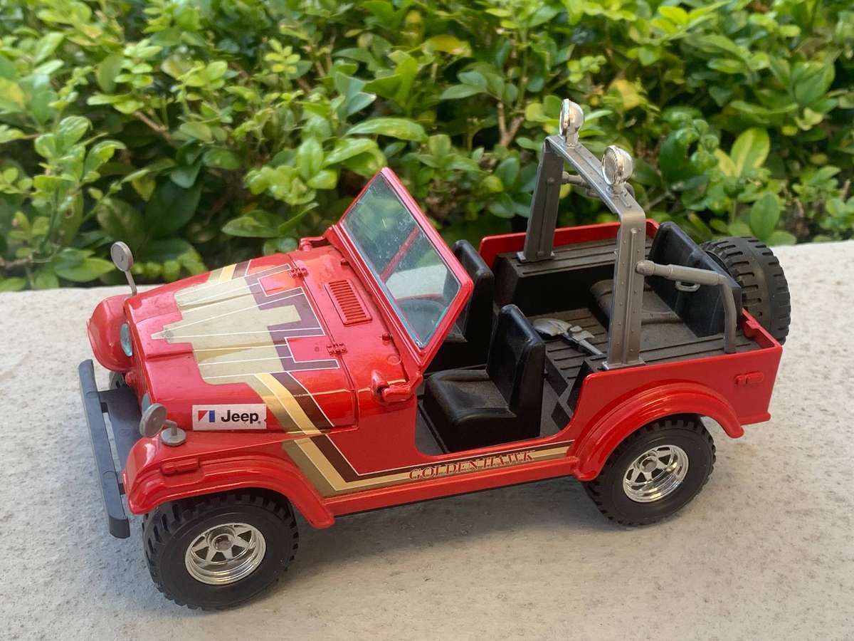Vintage Model Vehicle 1:24 Jeep Wrangler *Golden Hawk*