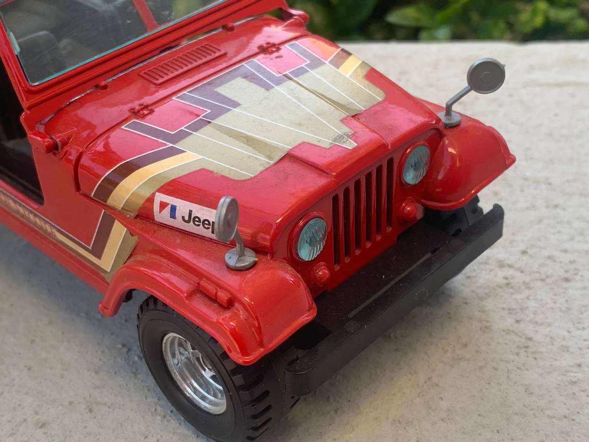 Vintage Model Vehicle 1:24 Jeep Wrangler *Golden Hawk*
