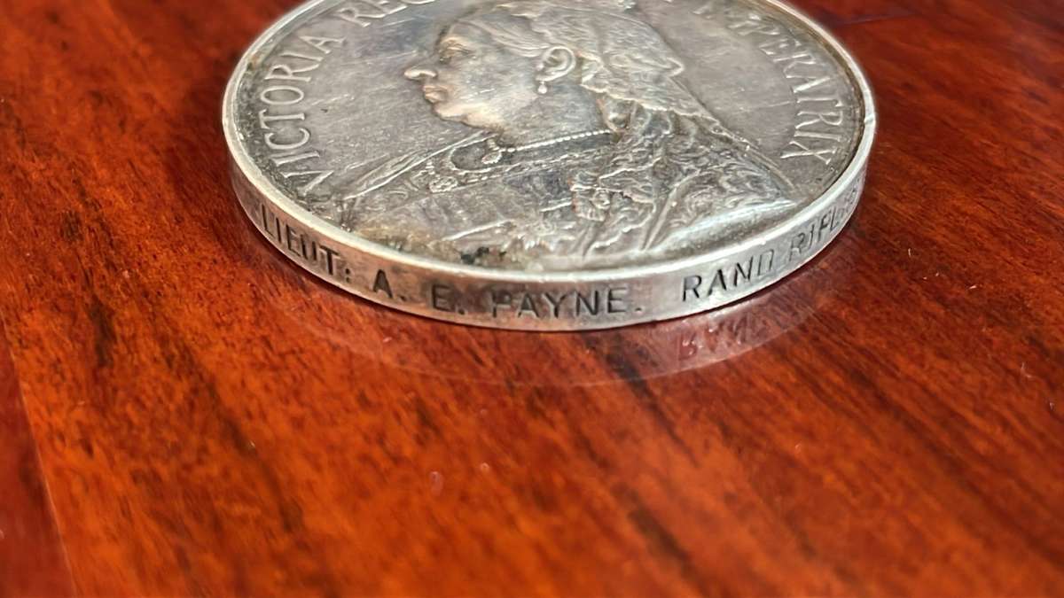 a Queen South Africa Medal QSA - Lieutenant AE Payne-Rand Rifles Mine Division Miniture + Research