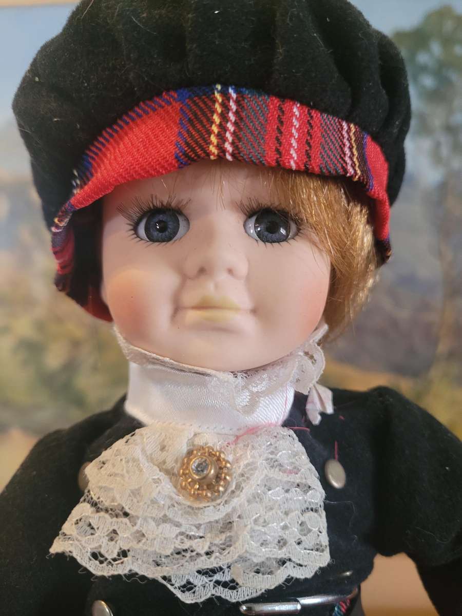 VERY BEAUTIFUL "LEONARDO COLLECTORS" PORCELAIN DOLL CALLED ROBERT -WITH ORIGINAL LABEL