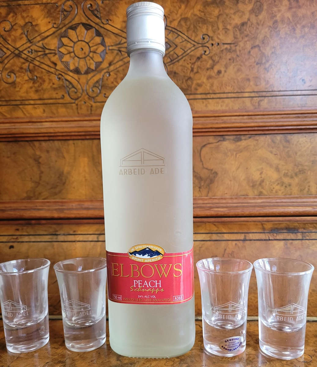 COLLECTABLE, DISPLAY BOXED, ELBOW PEACH SCHNAPPS AND 4 ENGRAVED GLASSES FOR YOUR PUB