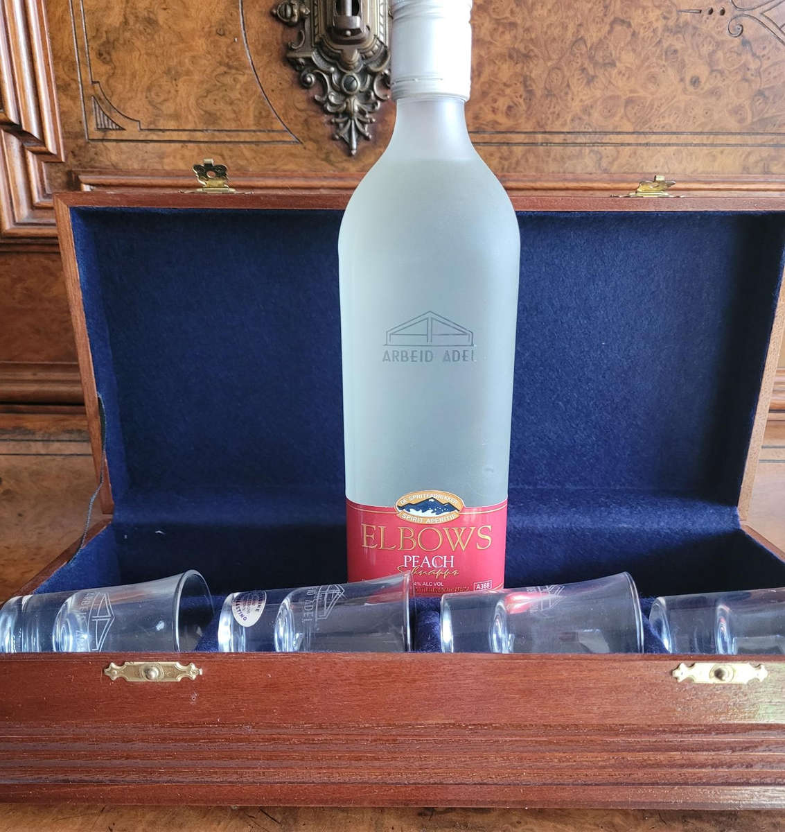 COLLECTABLE, DISPLAY BOXED, ELBOW PEACH SCHNAPPS AND 4 ENGRAVED GLASSES FOR YOUR PUB