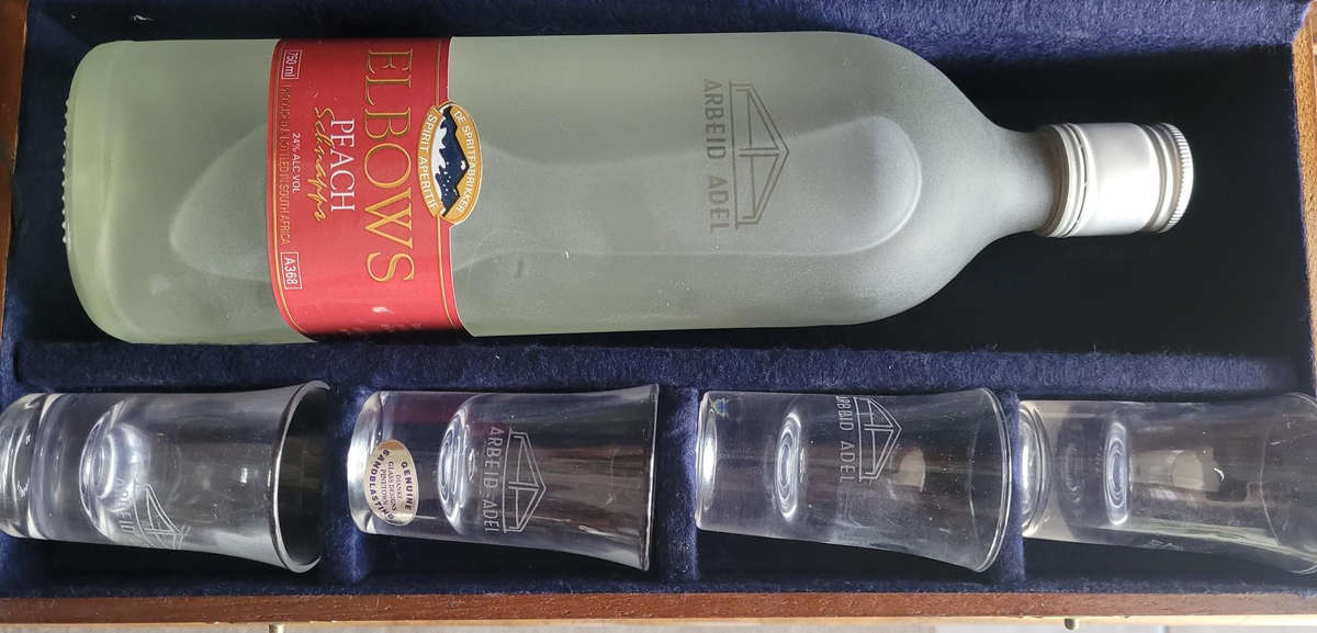 COLLECTABLE, DISPLAY BOXED, ELBOW PEACH SCHNAPPS AND 4 ENGRAVED GLASSES FOR YOUR PUB