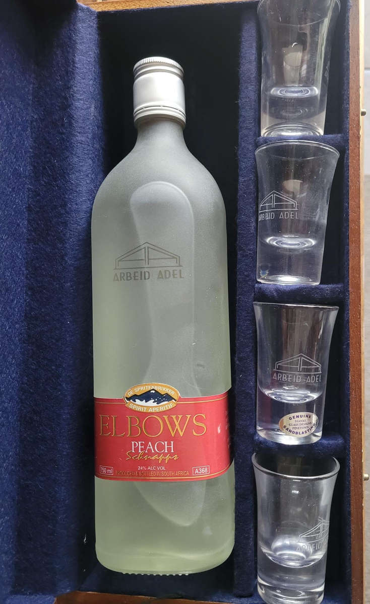 COLLECTABLE, DISPLAY BOXED, ELBOW PEACH SCHNAPPS AND 4 ENGRAVED GLASSES FOR YOUR PUB