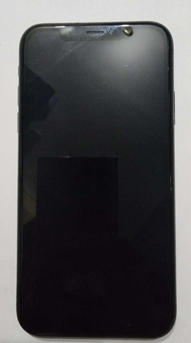 iPhone XR 128GB Black (Crack on the back)
