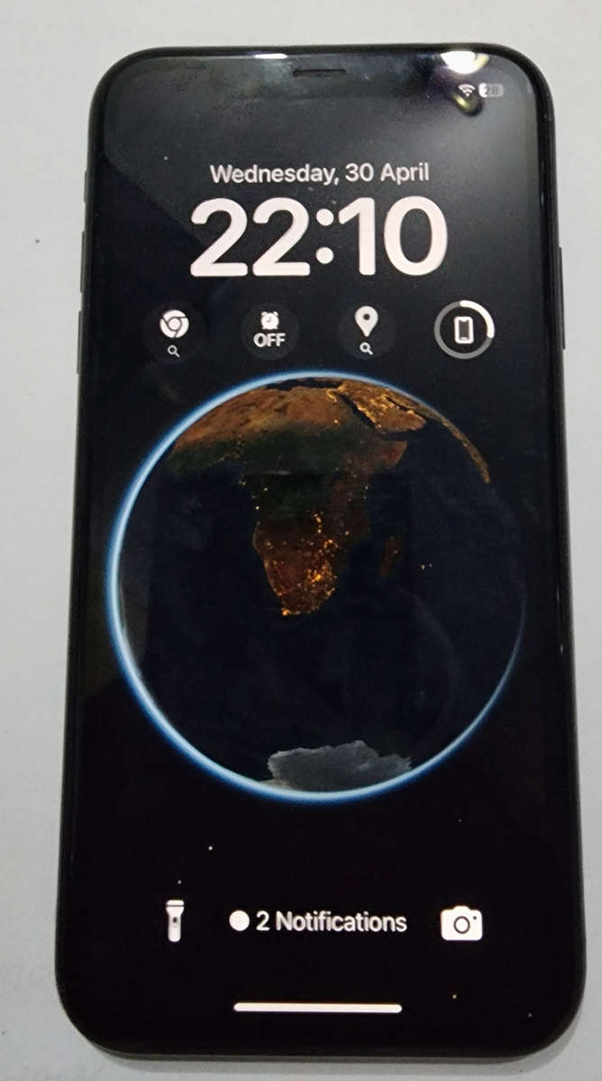 iPhone XR 128GB Black (Crack on the back)