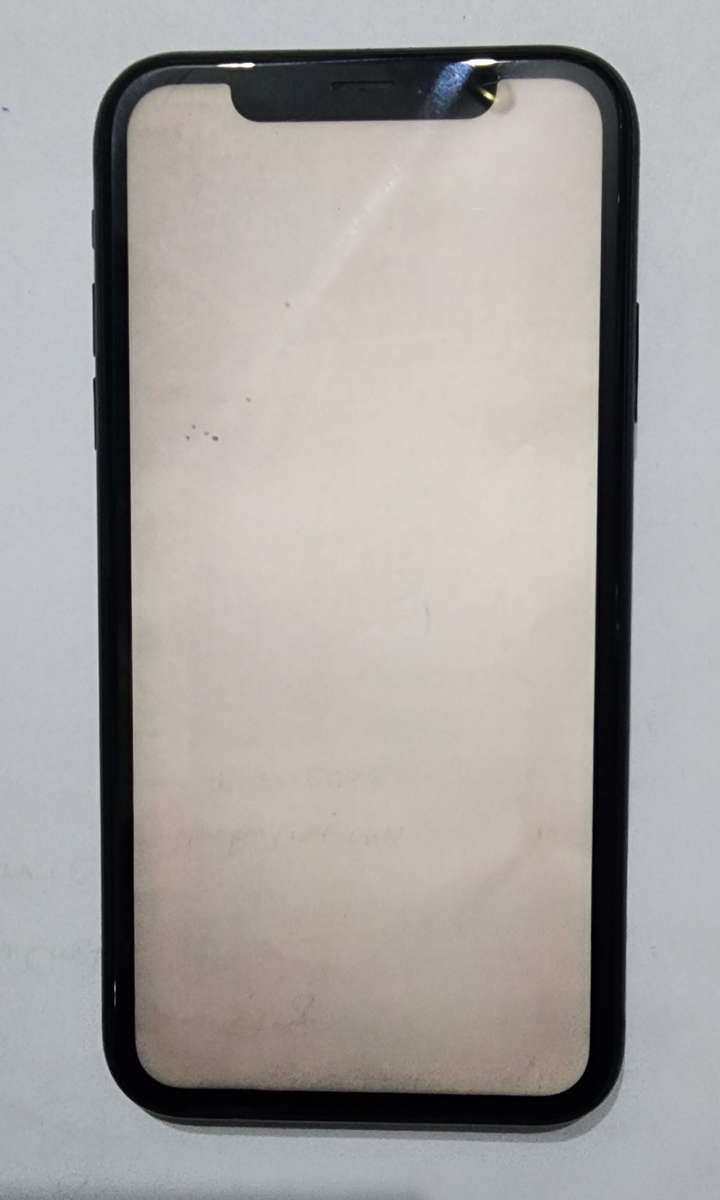 iPhone XR 128GB Black (Crack on the back)