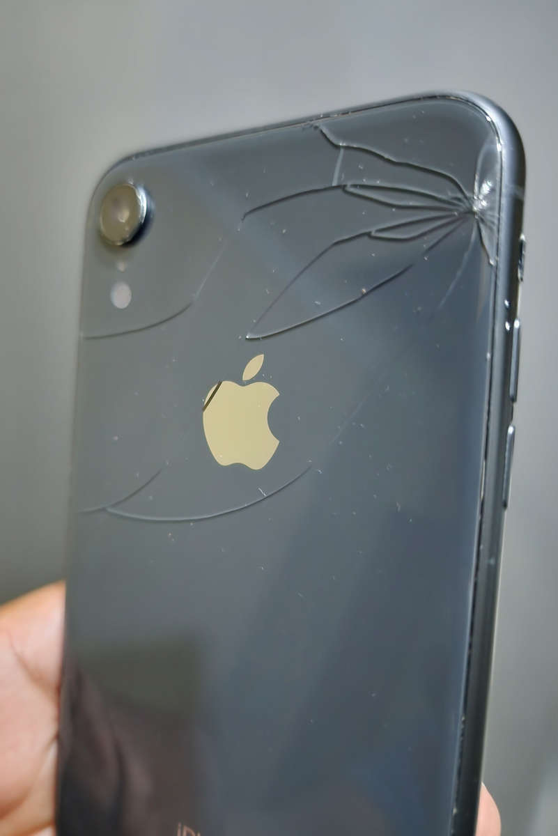 iPhone XR 128GB Black (Crack on the back)