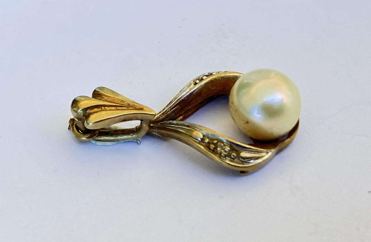 Small 9kt Gold Pendant with Pearl, 1.2g. Scrap or Repair.