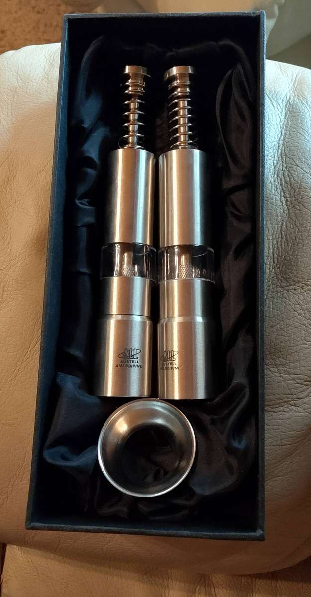 Salt and pepper grinders