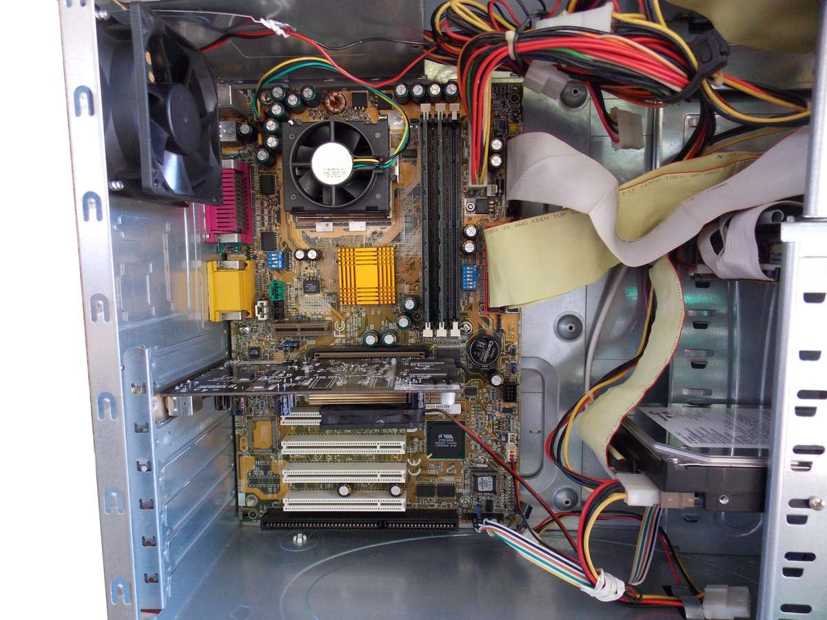 Gigabyte GA-6VX7B-4X Pentium III 1Ghz 256mb nVidia FX5200