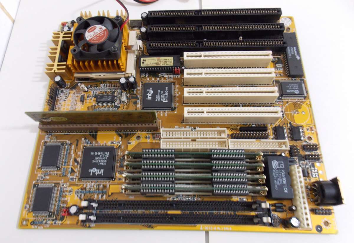 PC Chips M530 Intel Pentium 120Mhz 32mb RAM (1996)