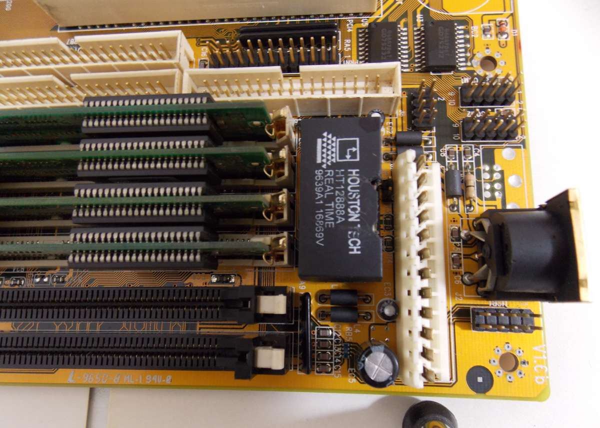 PC Chips M530 Intel Pentium 120Mhz 32mb RAM (1996)