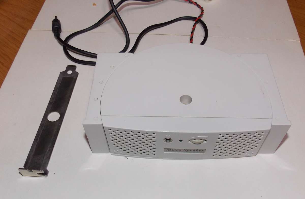 Micro 5.25 inch Bay Stereo Powered Speaker (2000)