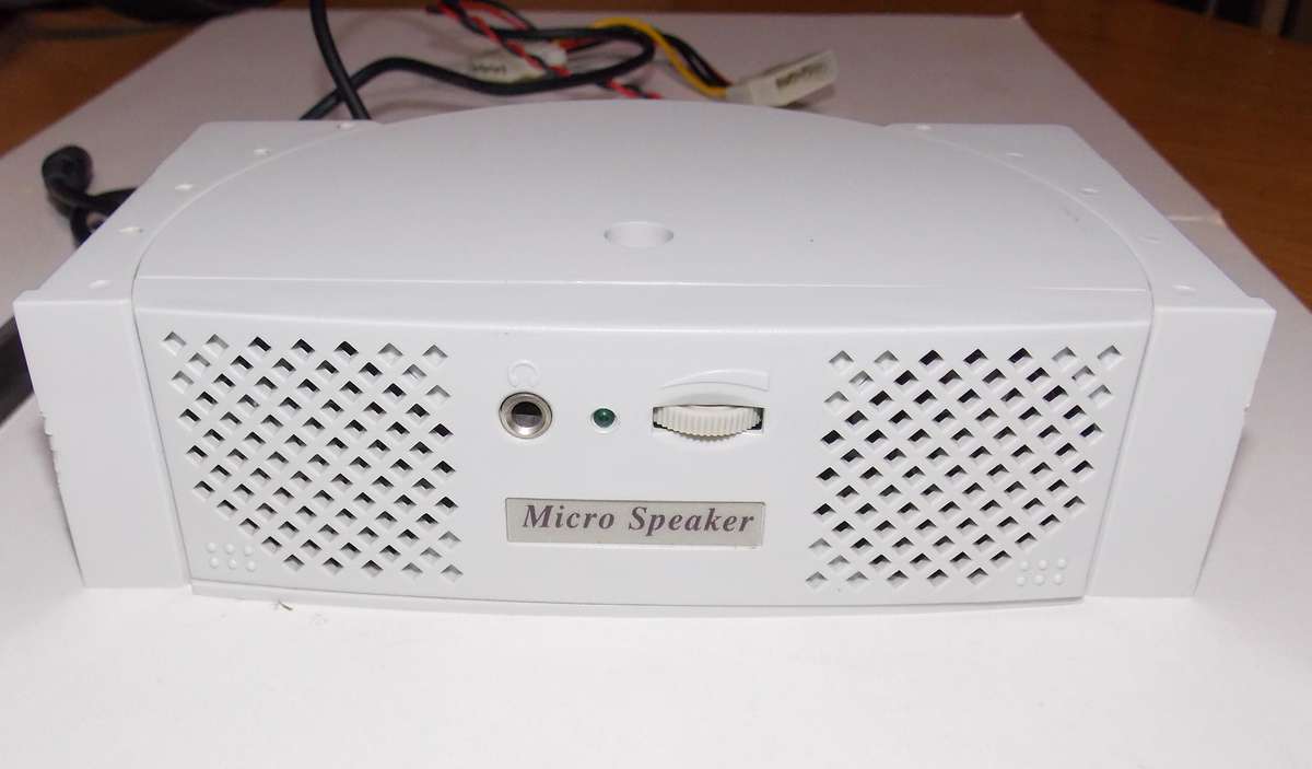 Micro 5.25 inch Bay Stereo Powered Speaker (2000)